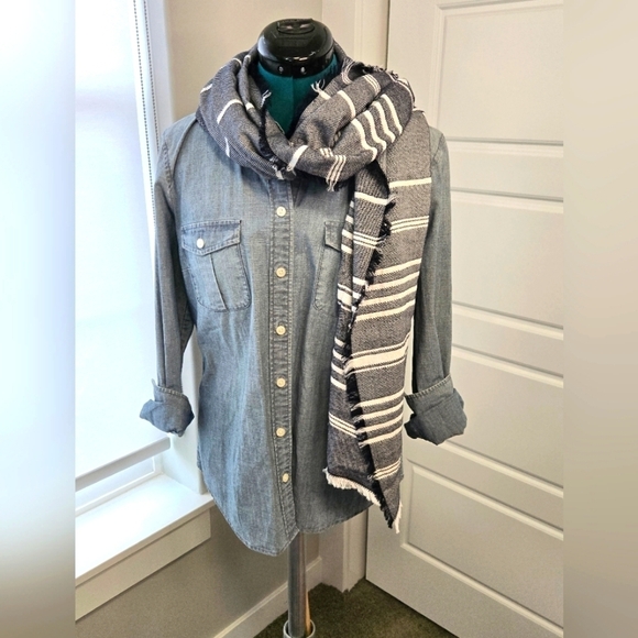 BANANA REPUBLIC NADIA STRIPE SCARF WRAP SHAWL OVERSIZE NAVY BLUE WHITE WOMEN OS - Picture 1 of 10